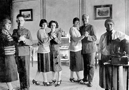 9  Şubat 1924. Evde gramafon eşliğinde dans edenler. Cengiz Kahraman Arşivi